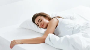 kobieta śpiąca na boku w prawidłowej pozycji snu na wygodnym materacu