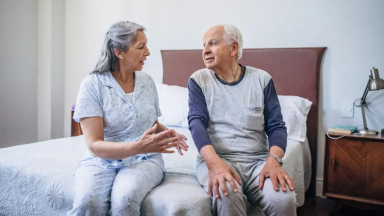 seniorzy siedzący na łóżku i wybierający wygodny materac do spania